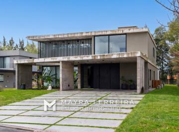 Casa · 470m² · 8 Ambientes · 1 Cochera · Casa en Alquiler Terralagos Canning