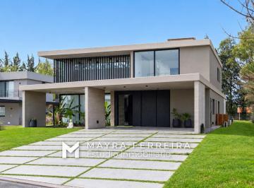 Casa · 470m² · 8 Ambientes · 4 Cocheras · Casa 6 Ambientes en Alquiler y Venta en Terralagos Canning