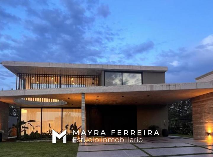 Casa · 470m² · 8 Ambientes · 1 Cochera