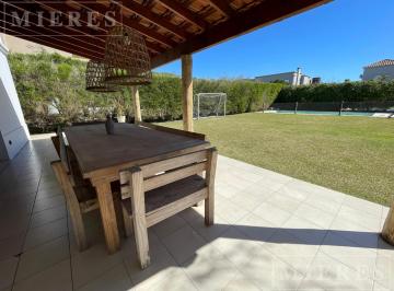 Casa · 220m² · 5 Ambientes · 2 Cocheras · Alquiler de Verano en Talar del Lago II, Bancalari.