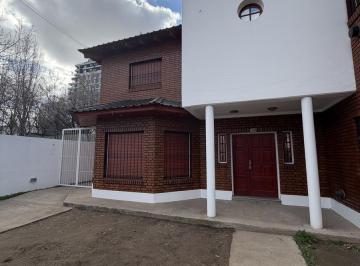 Casa · 300m² · 6 Ambientes · 3 Cocheras · Venta de Casa en Barrio Santa Genoveva de Neuquén