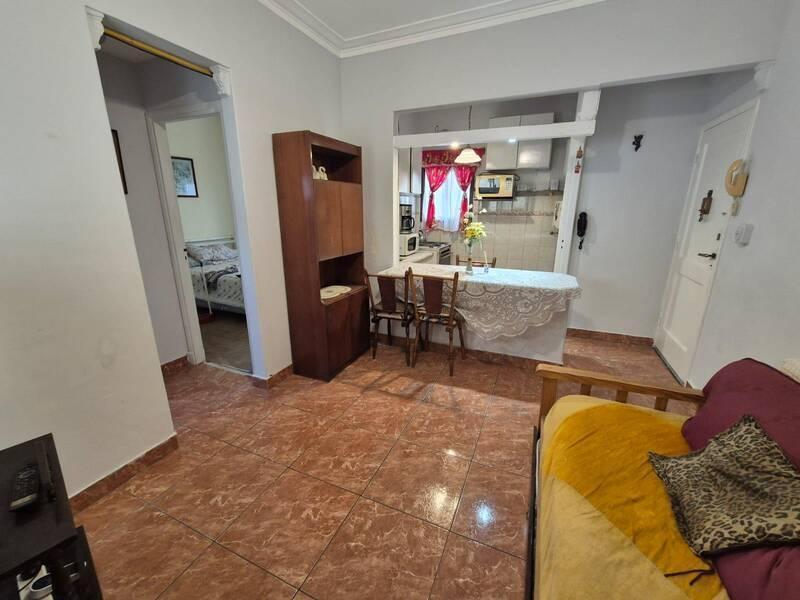 Dos ambientes al contrafrente luminoso - Living comedor muy amplio y luminoso - Cocina integrada - Dormitorio amplio con placard - Baño completo - Ubicado en pleno centro