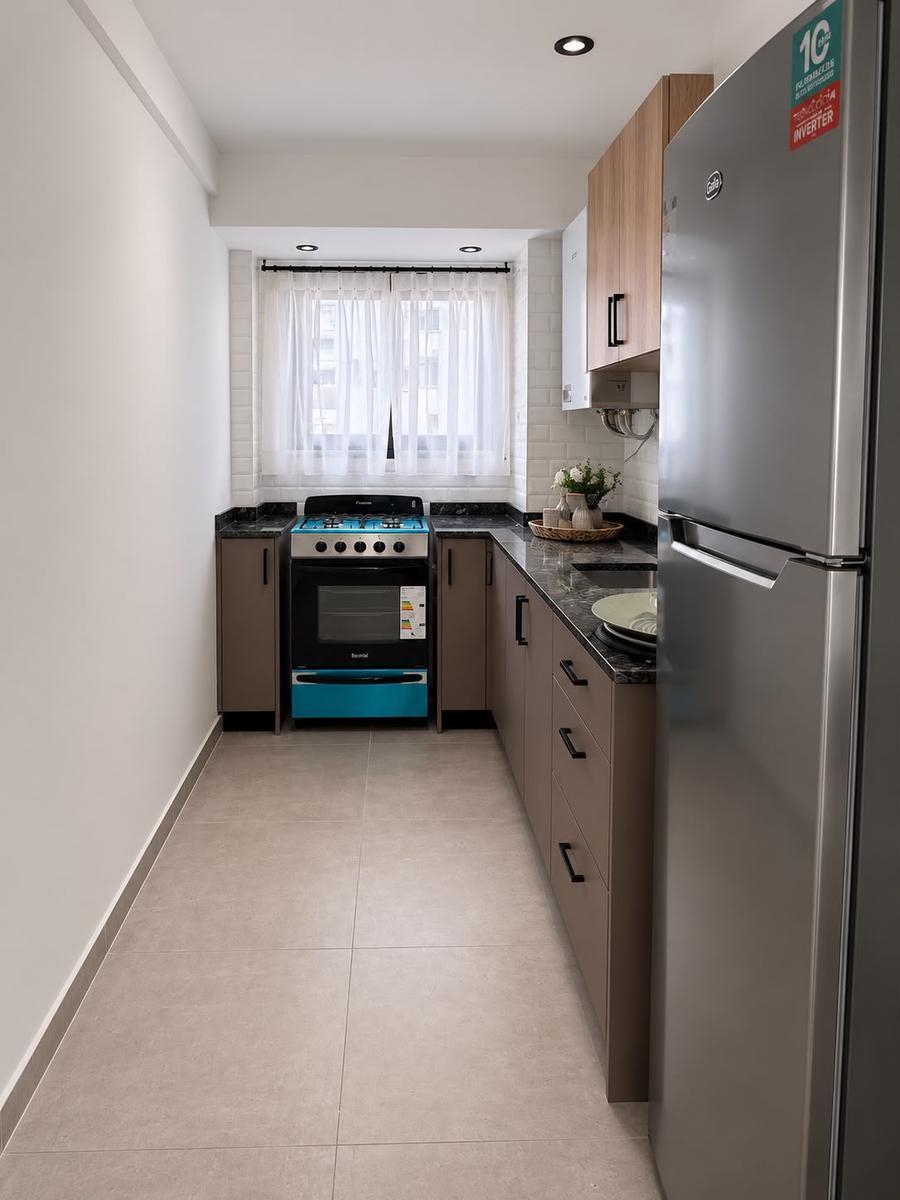 Tres ambientes a la calle con balcón - Living-comedor a la calle con salida al balcón - Cocina integrada con ventilación natural - Dos dormitorios con placard - Baño completo - Caldera dual y calefacción
