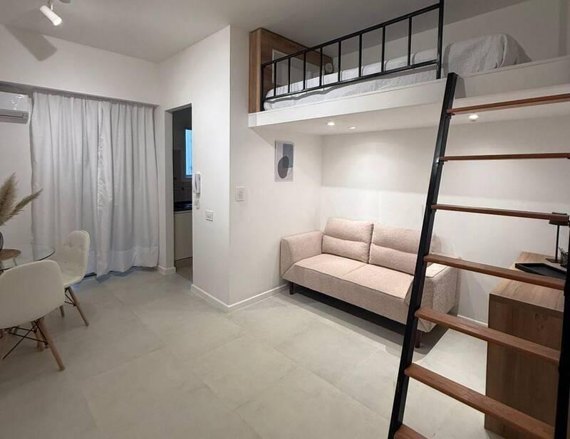 Cómodo ambiente interno en excelente ubicación - Cocina separada totalmente equipada - Baño con ducha - Lavarropas automático - Aire frío calor - El departamento está completamente equipado con instal