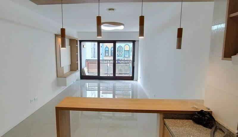 Departamento de 3 ambientes a la calle con balcón saliente - Living-comedor externo con pisos de porcelanato - Rack a medida y cortinas a estrenar - Salida al balcón saliente muy luminoso - Cocina sep