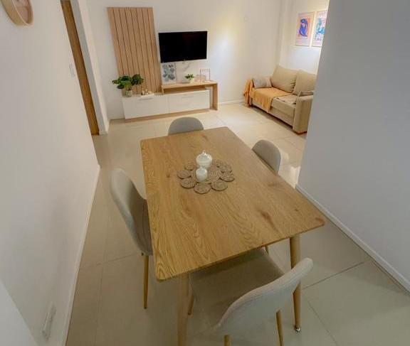 Dos ambientes interno super luminoso - Cocina semi-integrada, lavarropas - Aire acondicionado en dormitorio y en living - Aberturas en dvh, calefacción tb - Totalmente reciclado - Amoblado y decorado