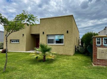 Casa · 162m² · 5 Ambientes · 3 Cocheras · Casa Venta 5 Amb Pilar del Este S. Ramon Jardín, Quincho, Pileta