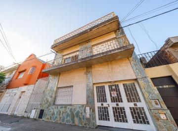 Casa · 130m² · 8 Ambientes · 1 Cochera · Casa en Av San Martin y Pte Quintana