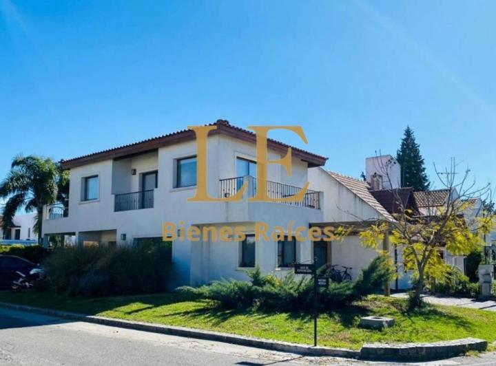 Casa · 170m² · 5 Ambientes · 5 Cocheras