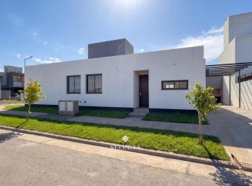 Casa · 68m² · 4 Ambientes · 1 Cochera · Duplex en Venta - 2 Dorm. en Colinas de Manantiales