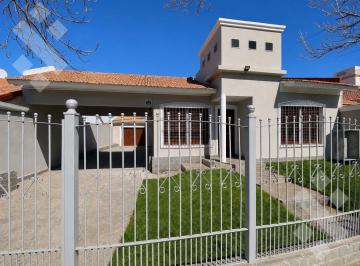 Casa · 172m² · 6 Ambientes · 3 Cocheras · Venta Casa 3 Dorm. con Quincho B° Jardines del Rey - Apto Crédito Hipotecario