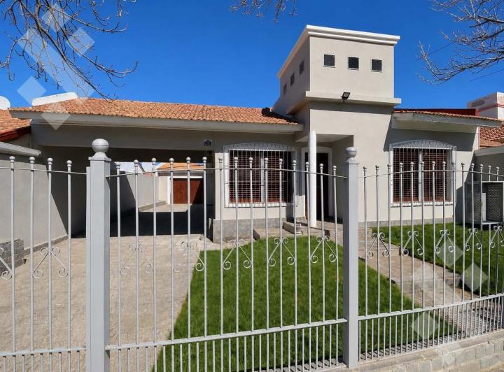 Casa · 172m² · 6 Ambientes · 3 Cocheras