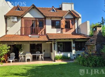 Casa · 200m² · 4 Ambientes · 1 Cochera · Casa en Las Lomas de San Isidro
