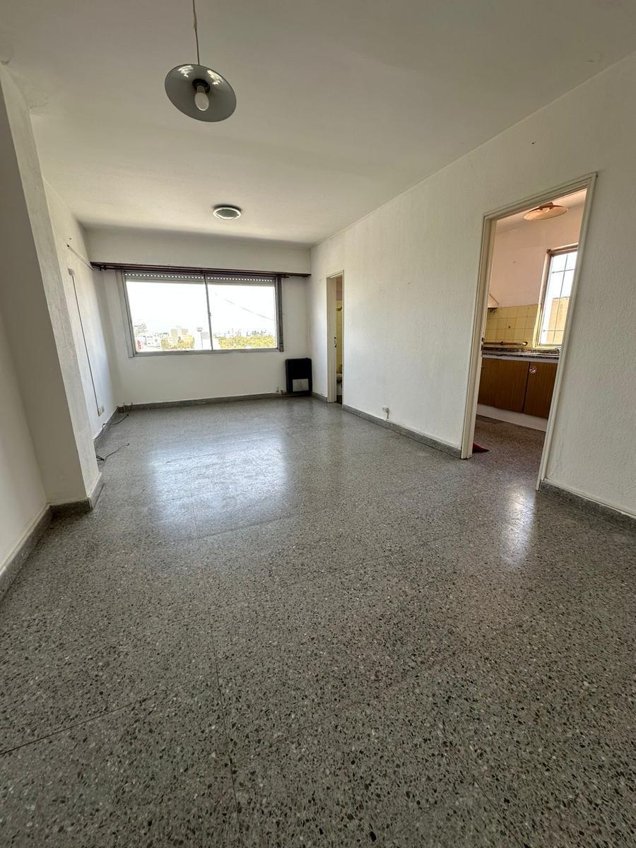Monoambiente al contrafrente, cocina separada, baño, último piso