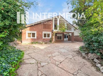 Casa · 254m² · 6 Ambientes · 6 Cocheras · Casa con Pileta en San Isidro, 6 Ambientes.