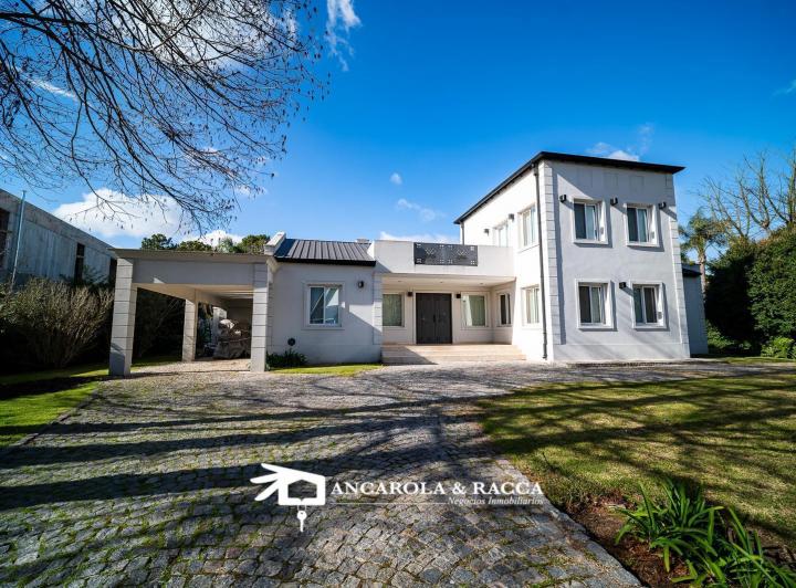 Casa · 1500m² · 10 Ambientes · 2 Cocheras