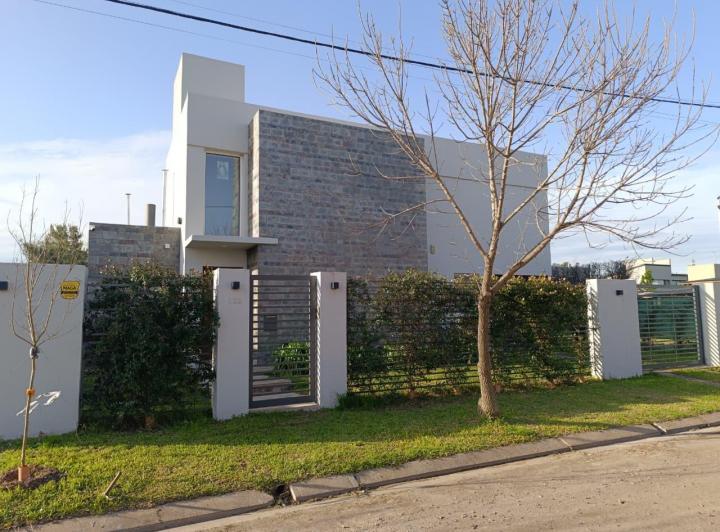 Casa · 143m² · 7 Ambientes · 2 Cocheras