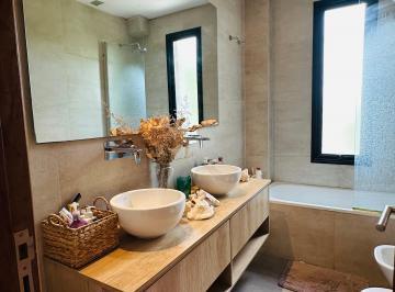 Casa de 5 ambientes, Otro · Casa en Venta Barrio Dalvian