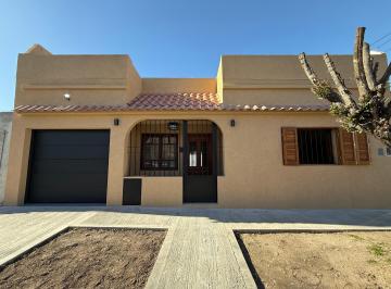 Casa de 4 ambientes, San Isidro · Oportunidad! Casa Refaccionada a Nuevo en Boulogne!