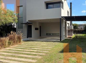 Casa · 240m² · 7 Ambientes · 3 Cocheras · B° La Morada - Villa Allende - Casa en Alquiler 3 Dorm.