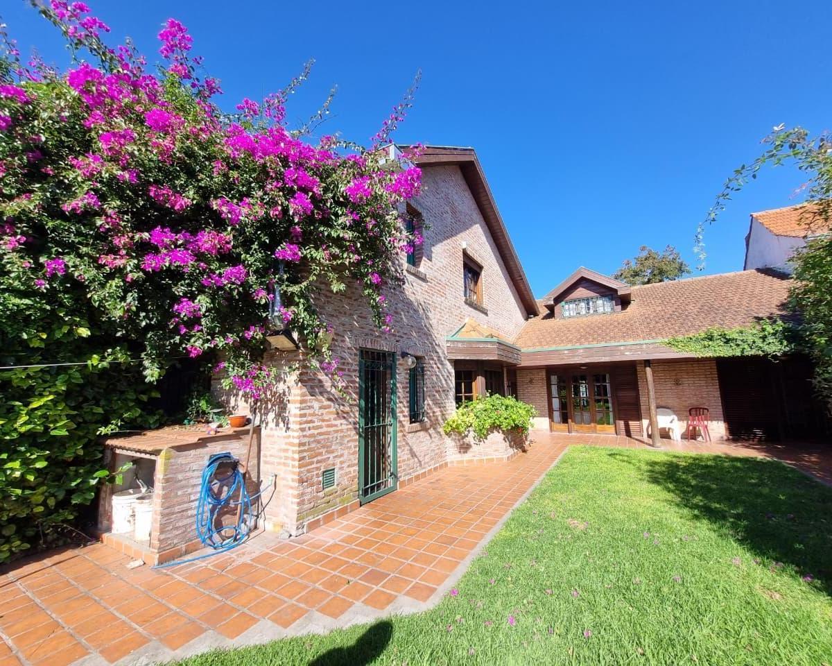 Alquiler | Chalet estilo inglés en Los Troncos – Elegancia, amplitud y entorno residencial