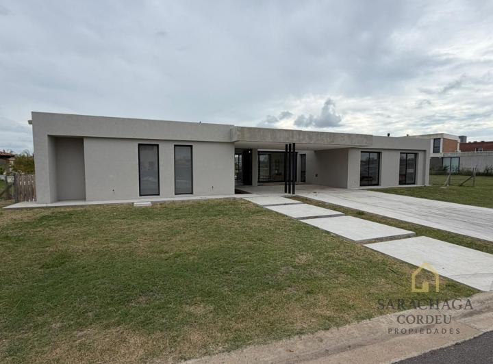 Casa · 259m² · 6 Ambientes · 2 Cocheras