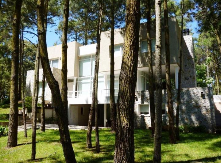 Casa · 260m² · 5 Ambientes · 3 Cocheras