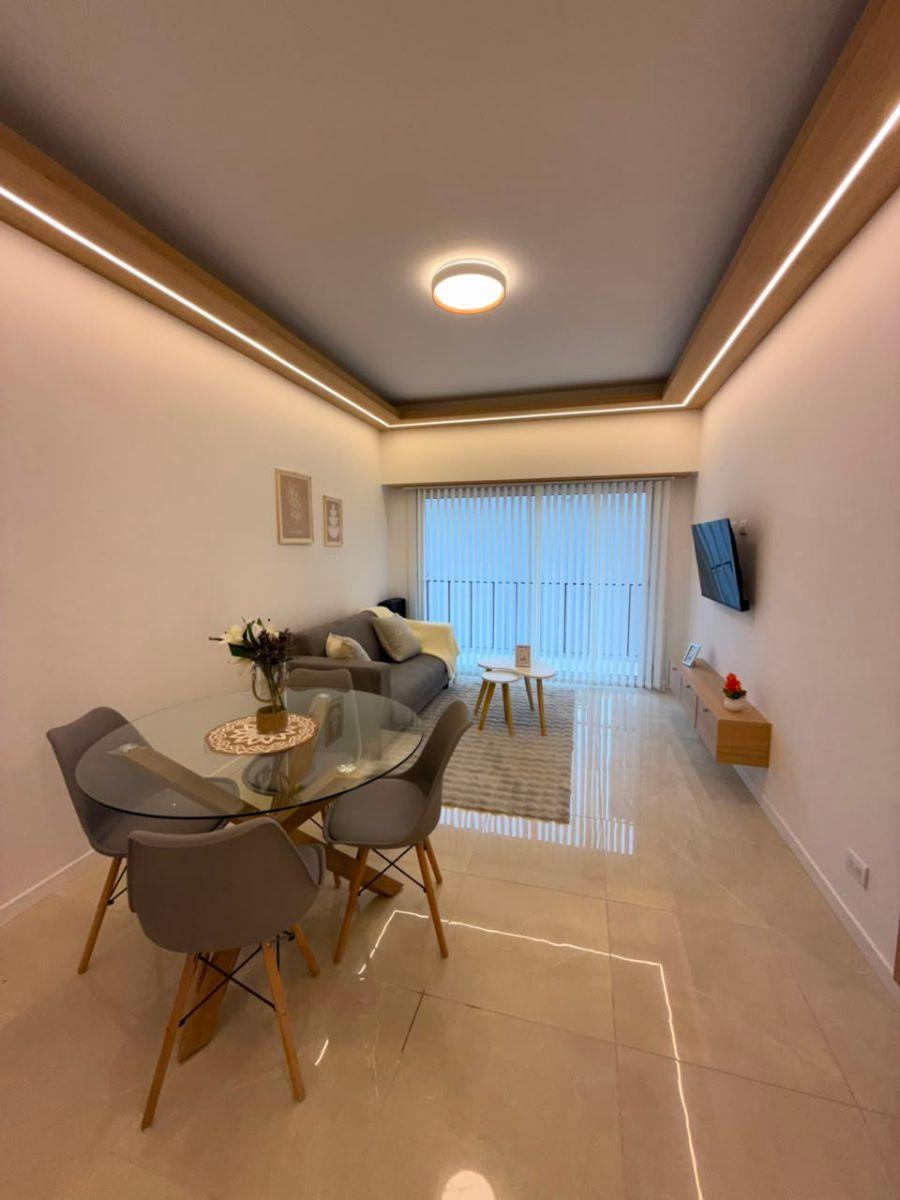 En venta. Impecable departamento de tres ambientes a la calle con balcón, totalmente amoblado y decorado a estrenar.