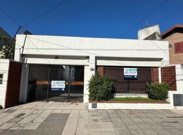 Casa · 80m² · 3 Ambientes · 1 Cochera · Casa con Amplio Espacio Verde
