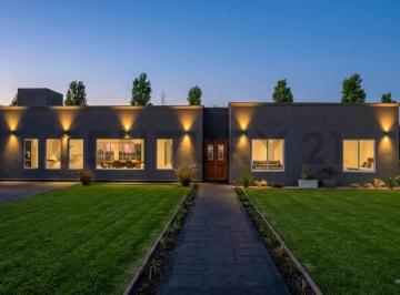 Casa · 128m² · 3 Ambientes · 2 Cocheras · Casa Quinta Los Juncos