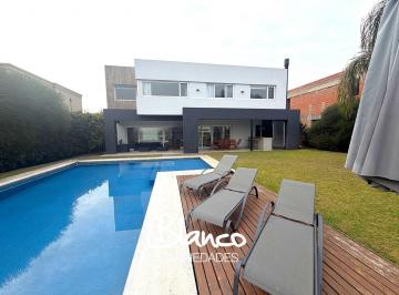 Casa · 330m² · 6 Ambientes · 1 Cochera · Casa en Alquiler en San Benito, Villanueva, Tigre