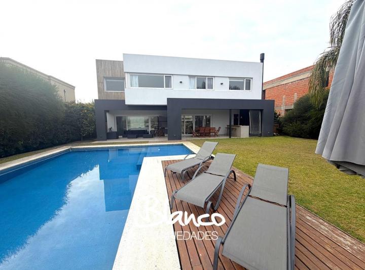Casa · 330m² · 6 Ambientes · 1 Cochera