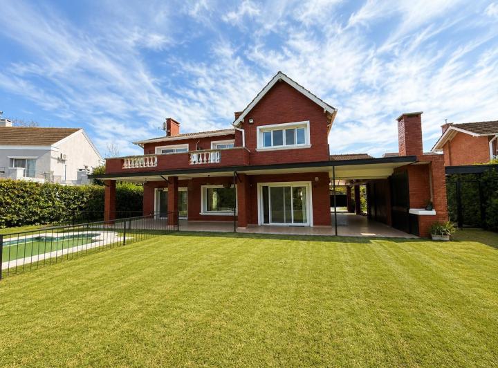 Casa · 300m² · 5 Ambientes · 4 Cocheras