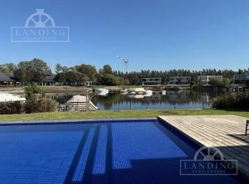 Casa · 400m² · 8 Ambientes · Moderna Casa Al Rio en Albanueva