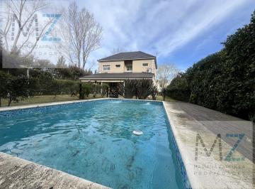 Casa · 205m² · 6 Ambientes · 4 Cocheras · Venta Casa Tipo Chalet en Las Acacias de Hudson | Lote 693 m² | Gran Jardín y Piscina | Apto Crédito