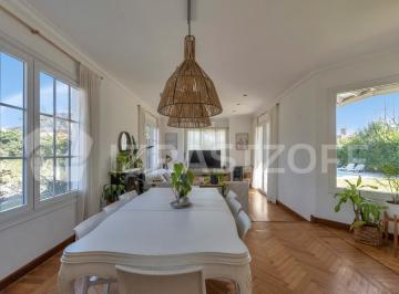 Casa · 241m² · 7 Ambientes · 4 Cocheras · Casa en Lote Central