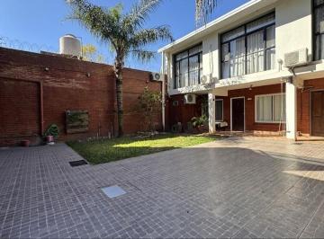 Casa · 370m² · 6 Ambientes · 3 Cocheras · Casa con Local Comercial y Dos Viviendas Increibles