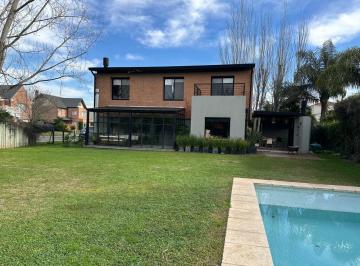 Casa · 220m² · 7 Ambientes · 3 Cocheras · Casa Barrio Santa Barbara