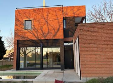 Casa · 180m² · 4 Ambientes · Venta Casa 4 Ambientes en Obra en Barrio del Golf, Francisco Álvarez.