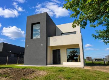 Casa · 130m² · 5 Ambientes · Casa en Venta en Santa Elena, Pilar del Este, Pilar