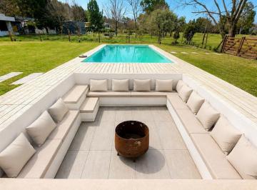 Casa · 244m² · 7 Ambientes · 2 Cocheras · Casa en Venta en Miralagos