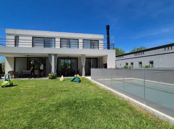 Casa · 220m² · 5 Ambientes · 2 Cocheras · Alquiler Verano Casa con Pileta en El Canton Golf