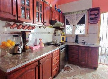 Casa · 85m² · 4 Ambientes · 2 Cocheras · Casa con 2/3 Dorm. + Fondo + Quincho + Local y Cochera
