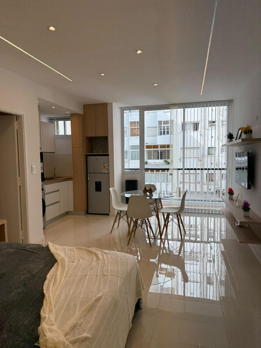 Monoambiente lateral, 34m² con balcón y vista al mar — Centro