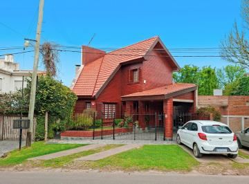 Casa · 150m² · 7 Ambientes · 1 Cochera · Casa en Venta en Gonnet de 3 Dorm.