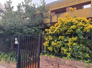 FACHADA · Casa en Venta en Florida, Multifamiliar, con Departamento y Galpón
