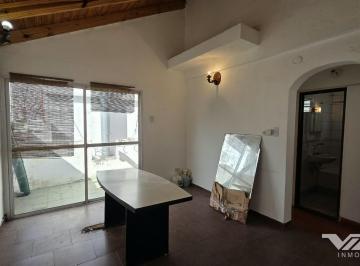 PH · 47m² · 3 Ambientes · En Venta PH 3 Amb. Pa C/ Patio y Balcon. Proximo a Av Mitre, Laprida. V. Martelli