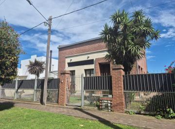 Casa · 189m² · 8 Ambientes · 4 Cocheras · Casa 3 Dorm. en Venta La Plata 750 m²