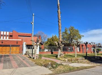 Casa · 408m² · 9 Ambientes · 2 Cocheras · Casa de 4 Dorm. Tipo Chalet y Segunda Vivienda Independiente. Cruz de Piedra, Maipú.