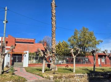 Casa · 408m² · 9 Ambientes · 2 Cocheras · Casa de 4 Dorm. Tipo Chalet y Segunda Vivienda Independiente. Cruz de Piedra, Maipú.